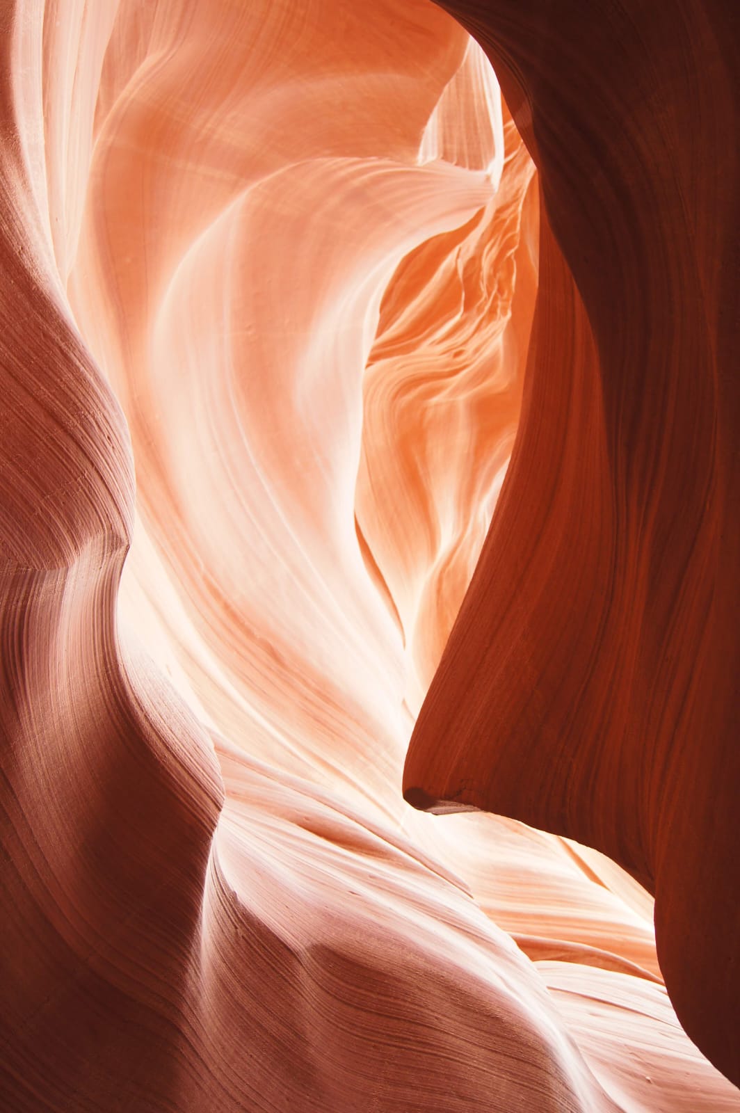 Sandstein-Canyon mit weichen Wellenmustern in warmem Licht